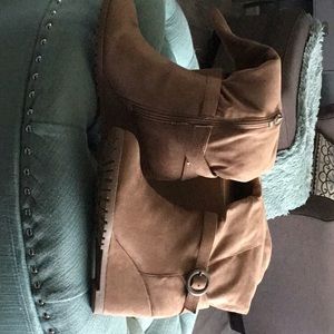 Journey size 8 1/2 taupe